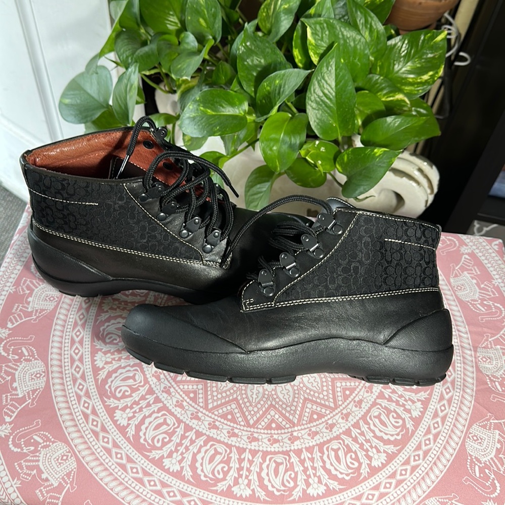 Coach Dianne Hike boots size 7